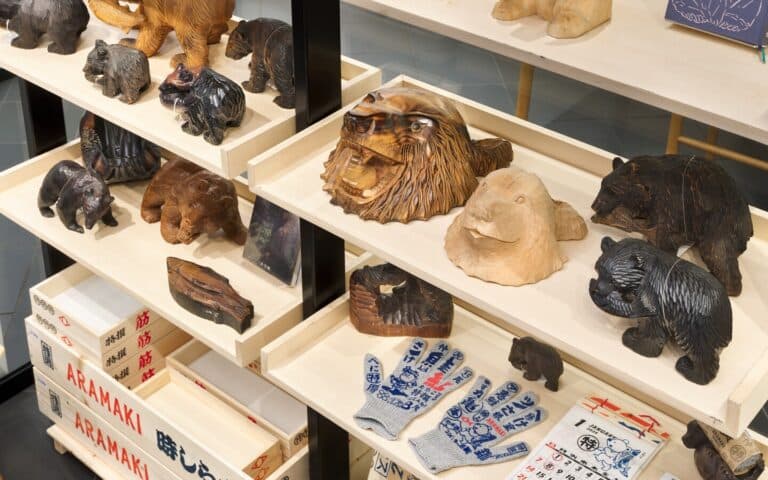 北海道の熊と鮭 – Japan House London